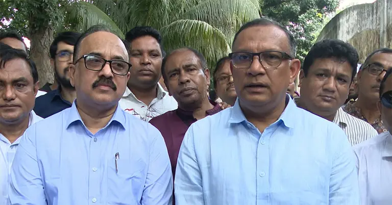 সিরাজগঞ্জের জাতীয় জুট মিল আকস্মিক পরিদর্শনে মন্ত্রী ও প্রতিমন্ত্রীসহ কর্মকর্তারা